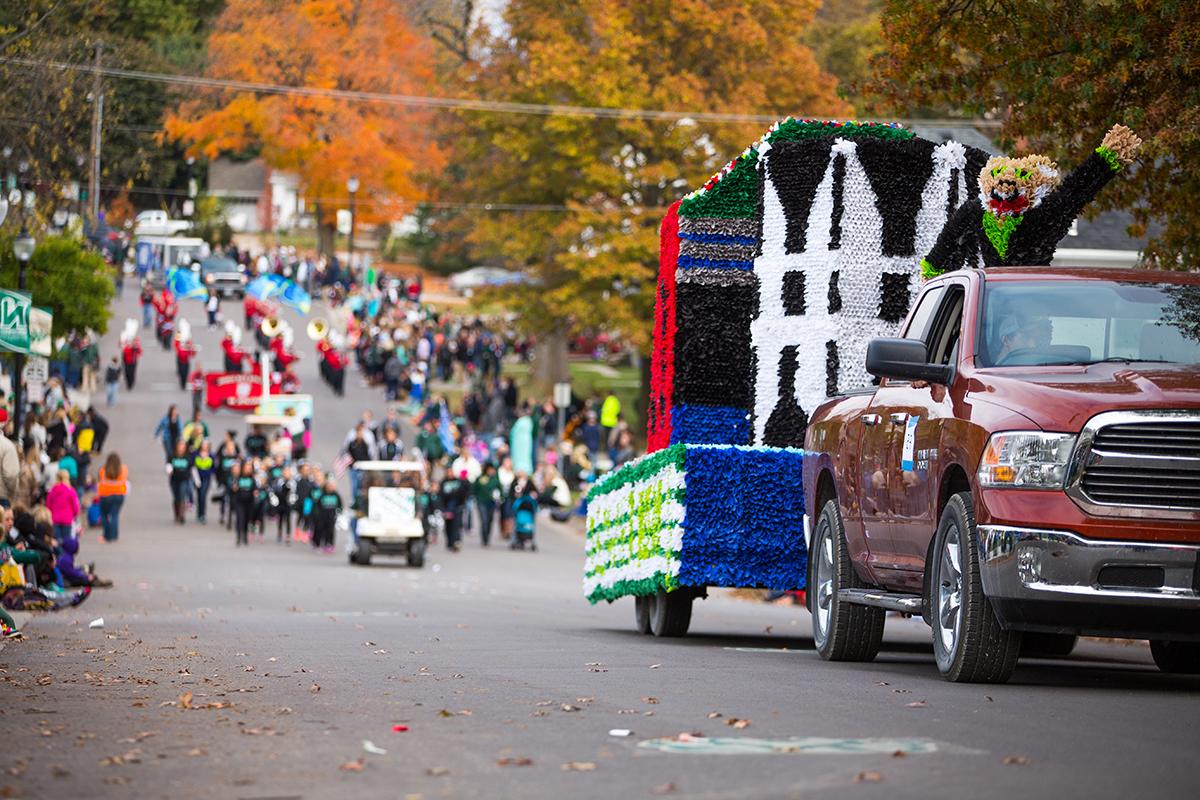 The Homecoming parade, pictured in 2015, features more than 100 entries, 包括由校园、社区组织和企业赞助的游行乐队和花车. (Northwest Missouri State University photo)